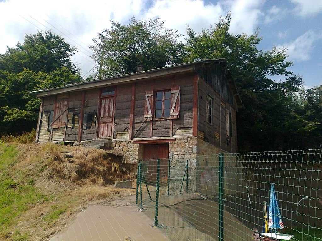 20120731 TEMPORARY BARAQUE HUTMENTS Villedieu-les-Poëles, Normandy 05.jpg